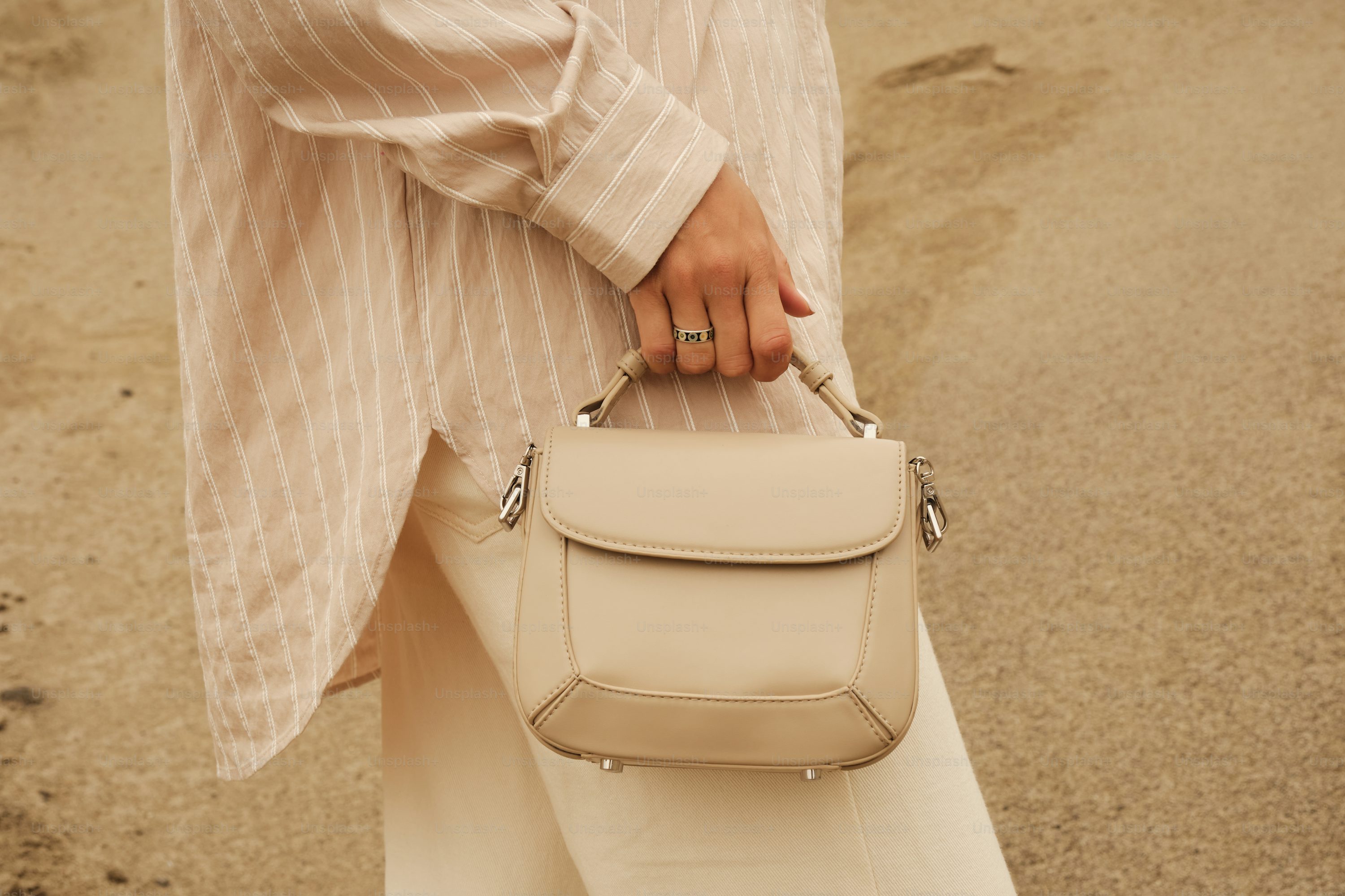 Donna con borsa Via Victoria